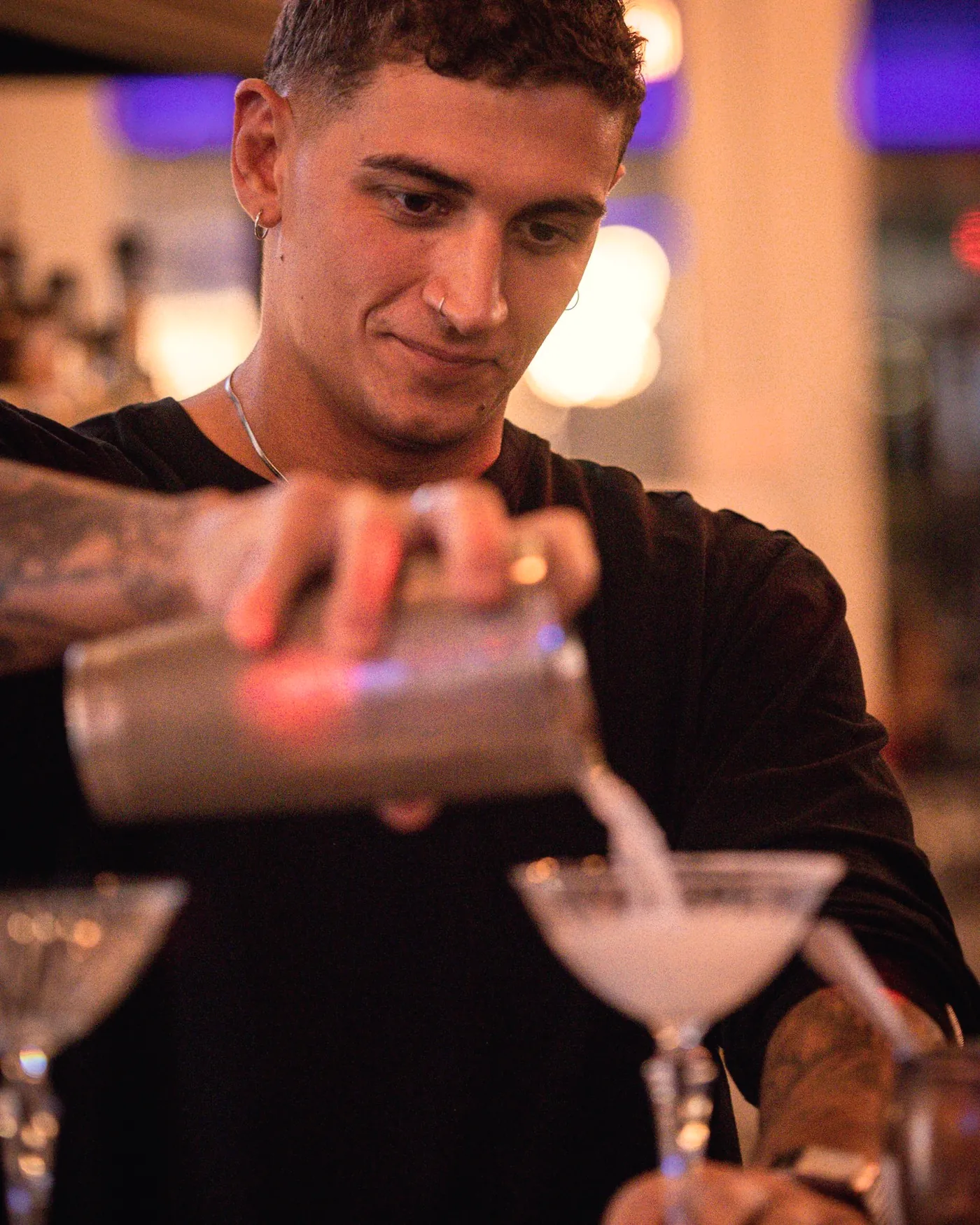 Il barman versa un martini dallo shaker