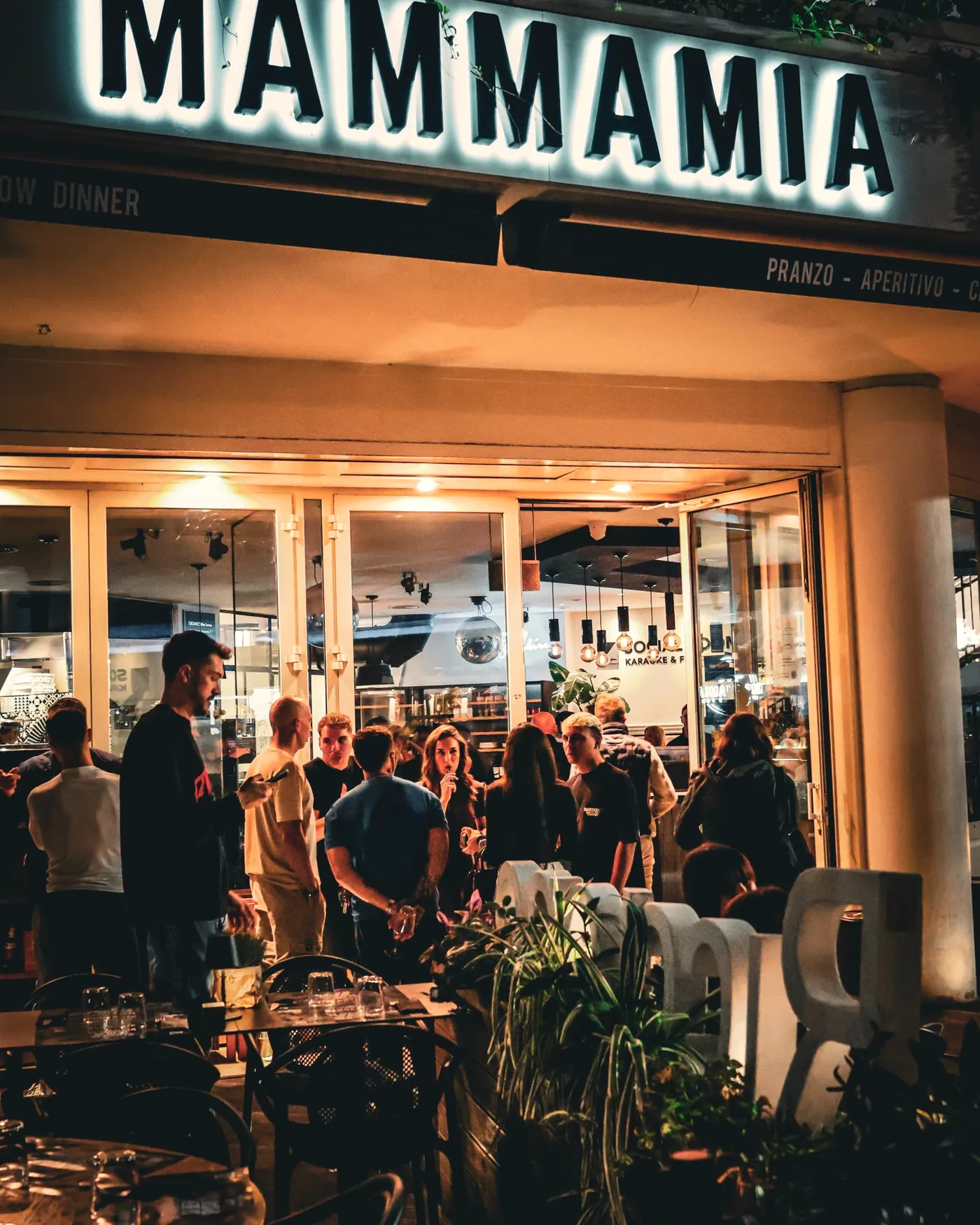 L’insegna e la vetrata del Mammamia in Viale Ceccarini di sera