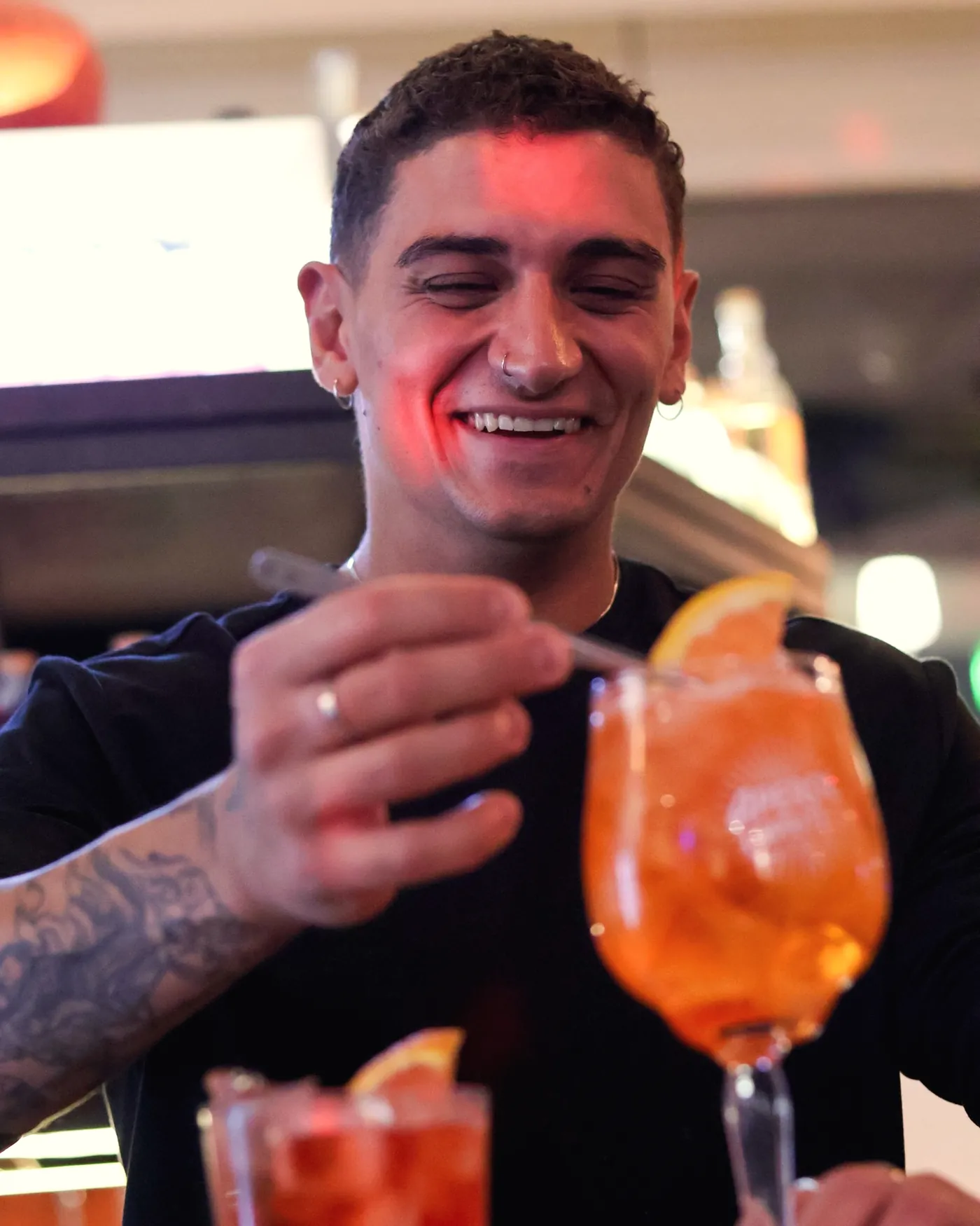 Spritz Aperol nel calice, preparato al bancone
